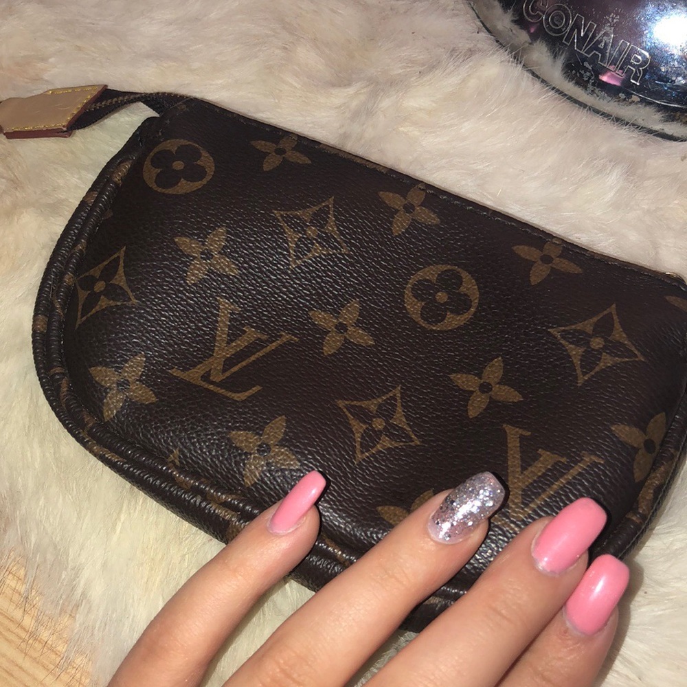 luis vuitton pouchette